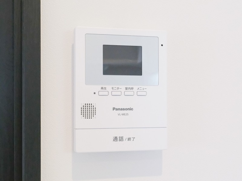 ◆TVモニター付インターホン◆訪ねてきた相手をモニター越しに確認でき、防犯対策に役立ちます。インターホン越しに話をすることが可能です。
