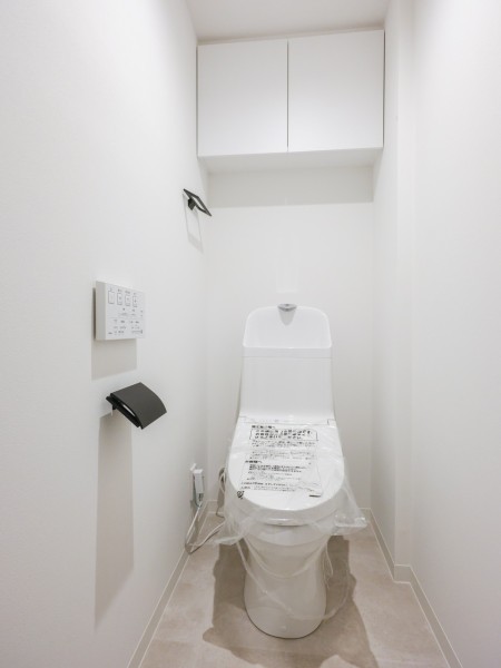 レストルームも上品さが宿る安らぎのスペースに仕上がりました。ウォシュレット一体型のトイレは、お掃除の手助けをしてくれる便利機能が搭載されています。