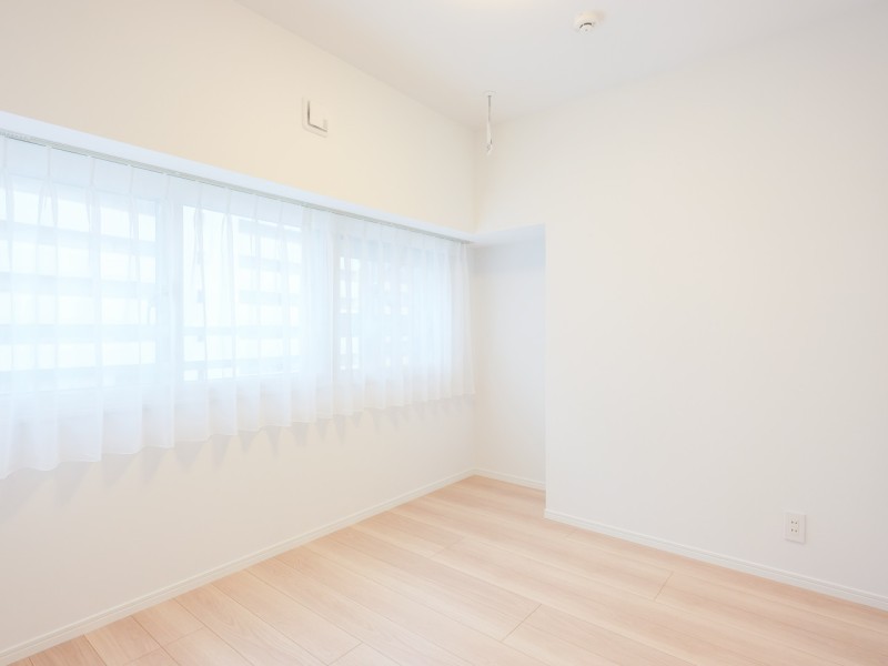 南東向きの窓からめいっぱいの光が降り注ぐ洋室です。過ぎゆく時間をのびやかに感じ、プライべート時間を満喫できるお部屋です。