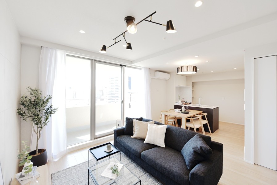 床暖房も完備している約15.1帖のＬＤＫです。横長の形で、家具の配置もしやすく、どんな家具とも馴染みの良い内装なので、お好みの空間に演出することができます。