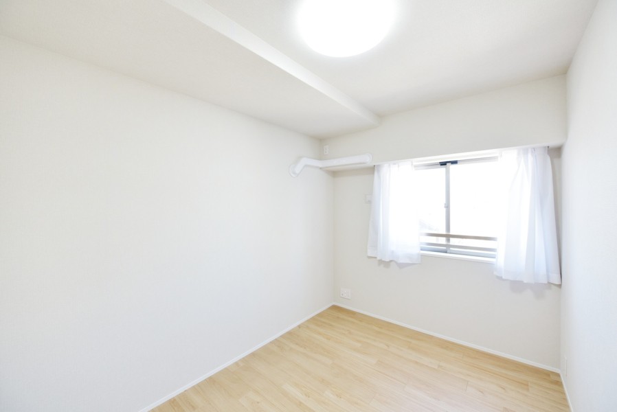 洋室2（約5.1帖）は凹凸の少ないお部屋なので、家具の配置もしやすくお部屋の広さを有効に使えます。作業や課題に集中出来るワークスペースや子供部屋におすすめです。