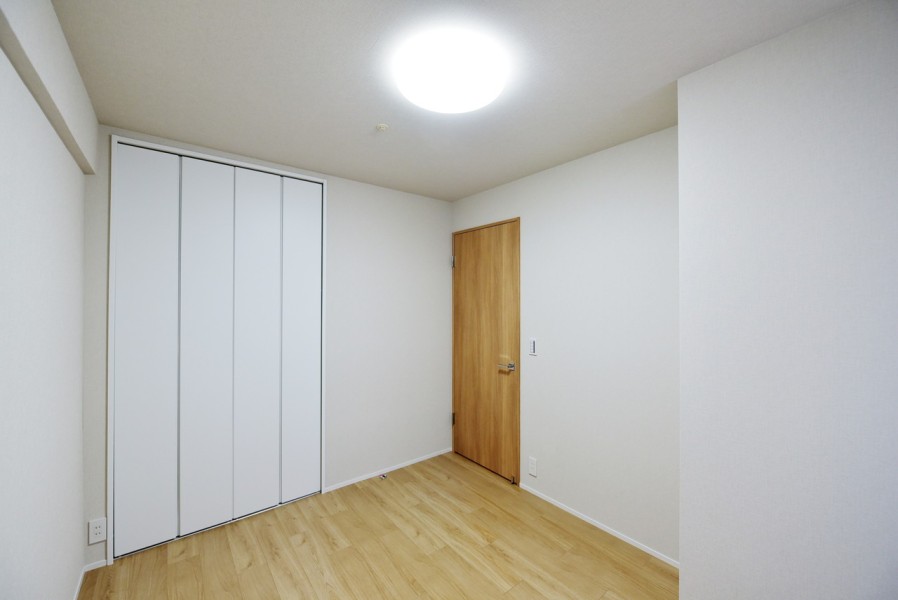 洋室3（約5.1帖）は柔らかな光が長時間続く北向きのお部屋で、勉強や読書など落ち着いて作業したいときのワークスペースにぴったりです。