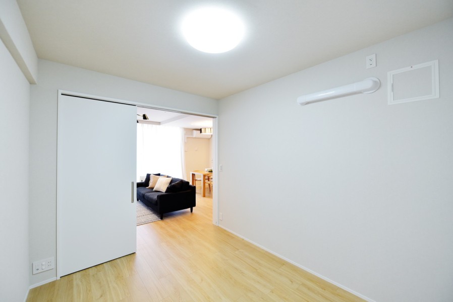 洋室4（約5.1帖）はリビングに隣接しており、扉を開放して拡張リビングとしてもご使用頂けます。小さいお子様がいらっしゃるご家庭ではお子様のお昼寝や宿題スペースなどにもおすすめです。