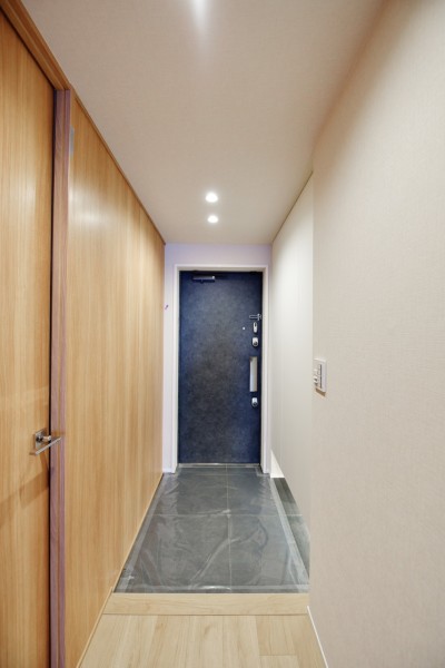 高級感もありながらスタイリッシュな印象のタイルを貼り、落ち着いた空間が家族やゲストを迎えてくれます。人感センサーライトを設置しましたので、遅い時間のご帰宅や手が塞がっている時も安心です。