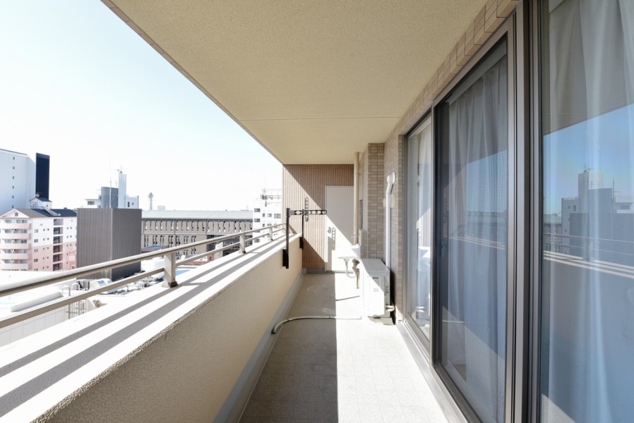 南向きのバルコニーから明るい光と優しい風をお部屋の中に運んでくれます。スロップシンク、トランクルームがありますのでお掃除用品やアウトドア用品の収納にも便利です。