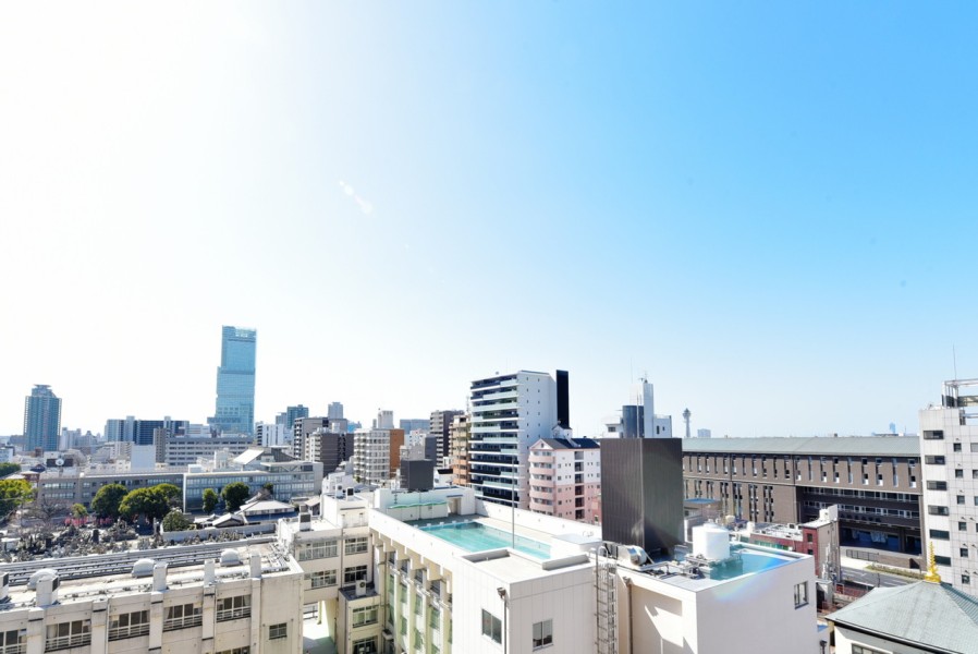 10階部分のお部屋で、前面を遮る建物も無いので広々とした開放的な眺望が広がります。時間と共に変化する大きな空を眺めながらホッと一息つきたくなるような場所です。