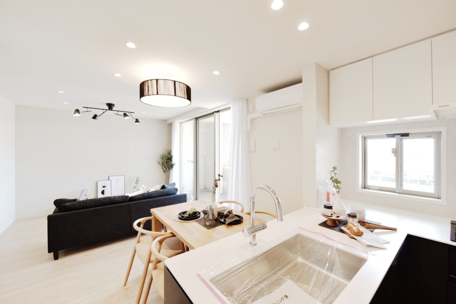 キッチンにも窓があり、明るく開放的な空間です。エアコンを一基備え付けましたので、新生活をすぐにスタートして頂けます。ペット飼育可能で、大切な家族と共に暮らせます。