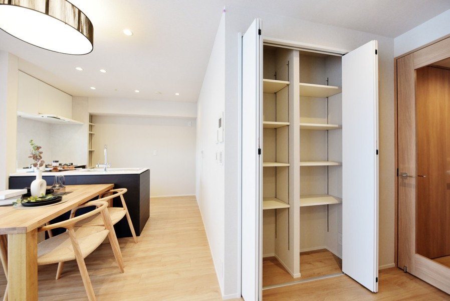 リビング入口には、機能的な収納を設置致しました。家族共用の物や買い置きの物などもしっかりと収納できる、便利なスペースです。棚の高さも調節できるので、あらゆる物を収納できます。