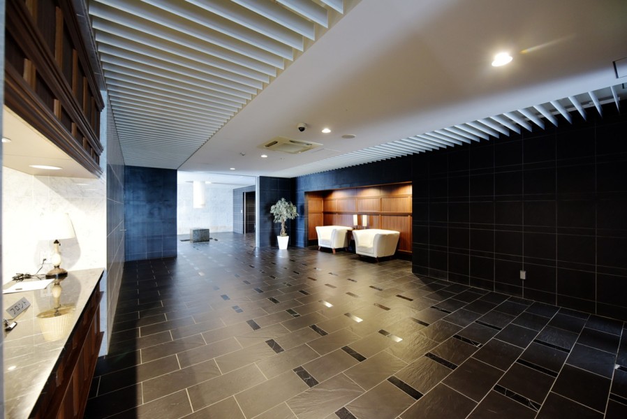 ホテルライクなスタイリッシュで高級感あふれるロビーがゲストやお客様を迎えてくれます。オートロック、宅配ボックスも完備しています。令和5年3月に大規模修繕工事完了しており、共用部等も綺麗です。