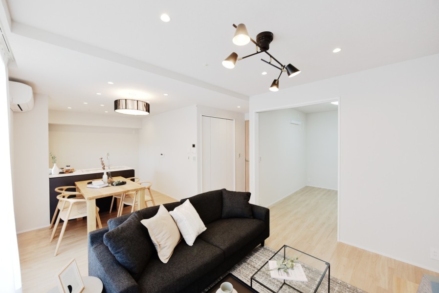 10階部分南西角部屋で開放感のあるお部屋です。陽当り・眺望良好で、家族が気持ちよく過ごすことができる空間です。隣の洋室と繋げて使用することもでき、家族のライフスタイルに寄り添います。