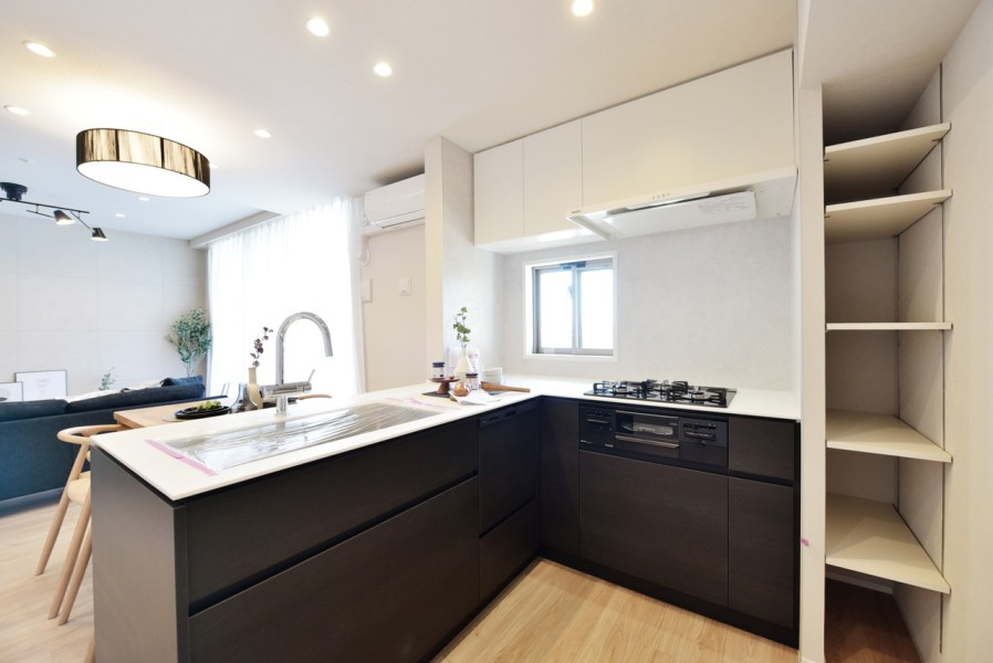 L字型のキッチンは既製品ではなく、田中工藝社の造作キッチンを採用しています。こだわりのキッチンにはたくさんの収納を備え、スッキリとした空間を保てます。食洗器完備、広々としたシンクで家事も効率的に行えます。