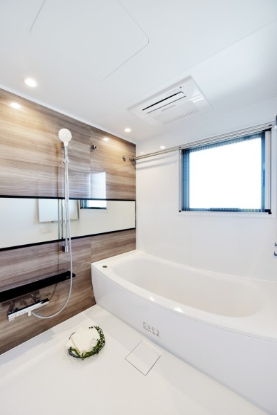 浴室には窓があり、換気もしっかり行えるので清潔な空間を保てます。浴室暖房乾燥機も完備で、花粉シーズンや梅雨時期の衣類の乾燥から、暖房運転まで一年中快適にご使用頂けます。