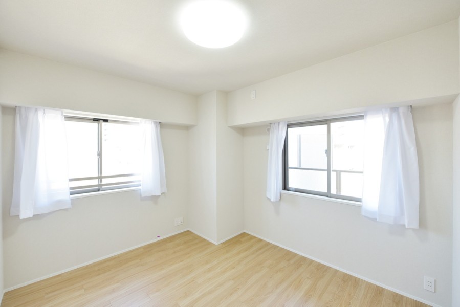 洋室1（約6.5帖）は二面採光で優しい光が入るお部屋です。風通しも良く、リビングから離れて静かに休息をとれる主寝室におすすめです。シンプルなお部屋なのでお好みの家具で演出できます。