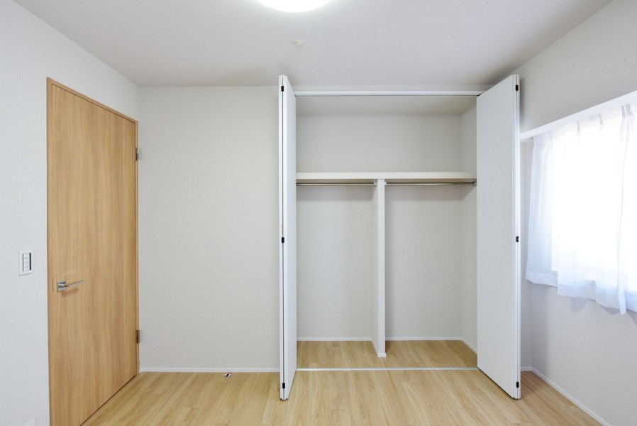洋室1（約6.5帖）にはハンガーパイプに枕棚を備えた収納を設置致しました。お洋服から小物までたっぷり収納できますので、お部屋をすっきりと保つことが出来ます。