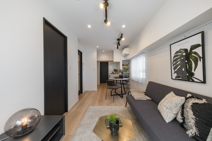 お部屋は柔らかな内装の中にブラックの建具をアクセントに取り入れた気品漂う住空間に仕上がりました。心地よい時間が流れ、明日への活力を養うことができる居心地の良いお部屋です。