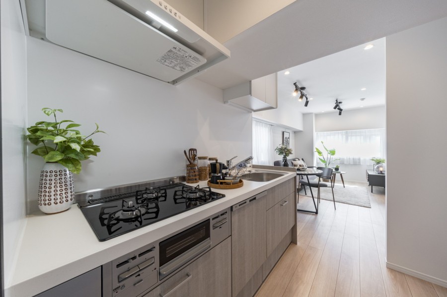 潔感漂う、お部屋に溶け込むキッチンです。家事時短に便利な食洗器や三口コンロ搭載です。