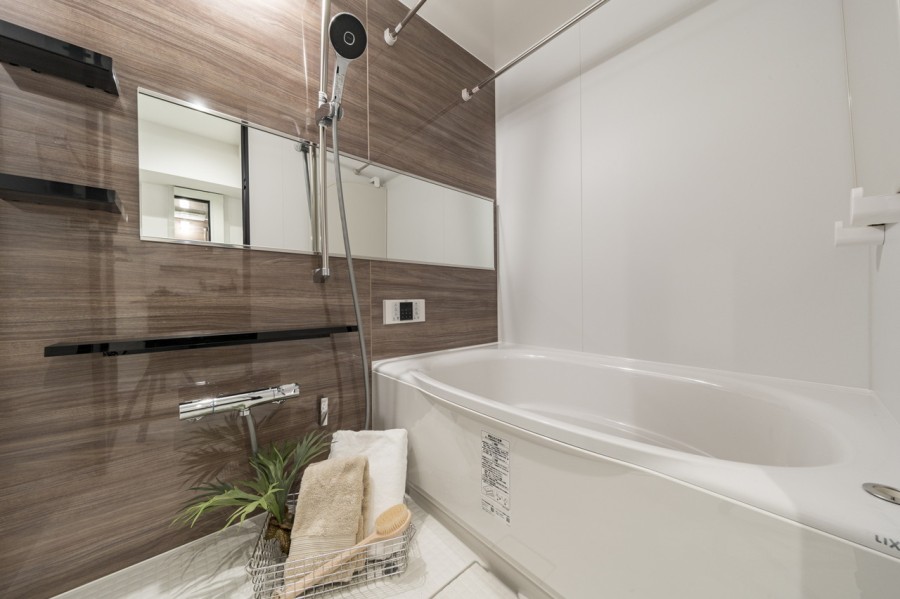 ワイドミラーによって実際より色く感じられるバスルームです。ゆったりとしたバスタブで毎日のお風呂時間を心ゆくまで楽しめます。