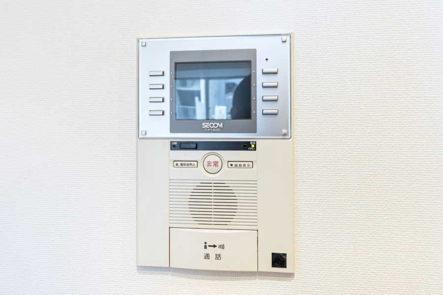 ◆TVモニター付インターホン◆訪ねてきた相手をモニター越しに確認でき、防犯対策に役立ちます。インターホン越しに話をすることが可能です。