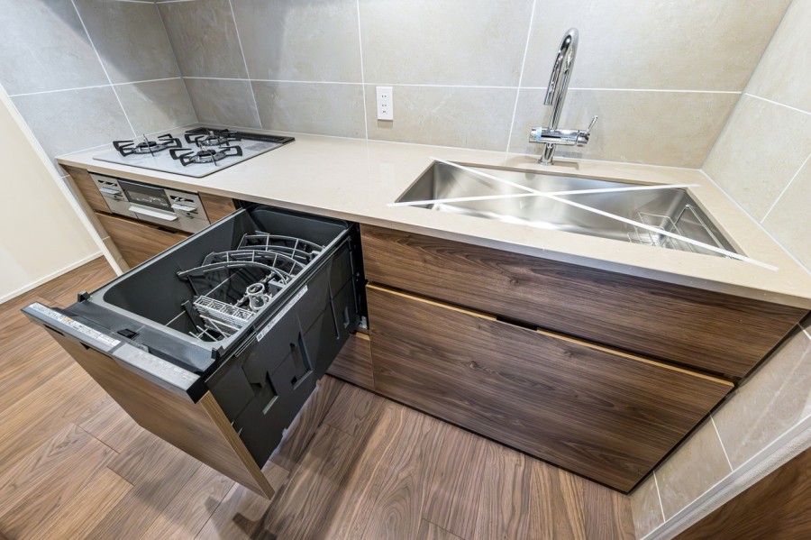 ◆食器洗浄乾燥機◆家事の時間を短縮できる優れもの。さらに節水・節約を同時に行うことができるので、大変人気があり重宝します。