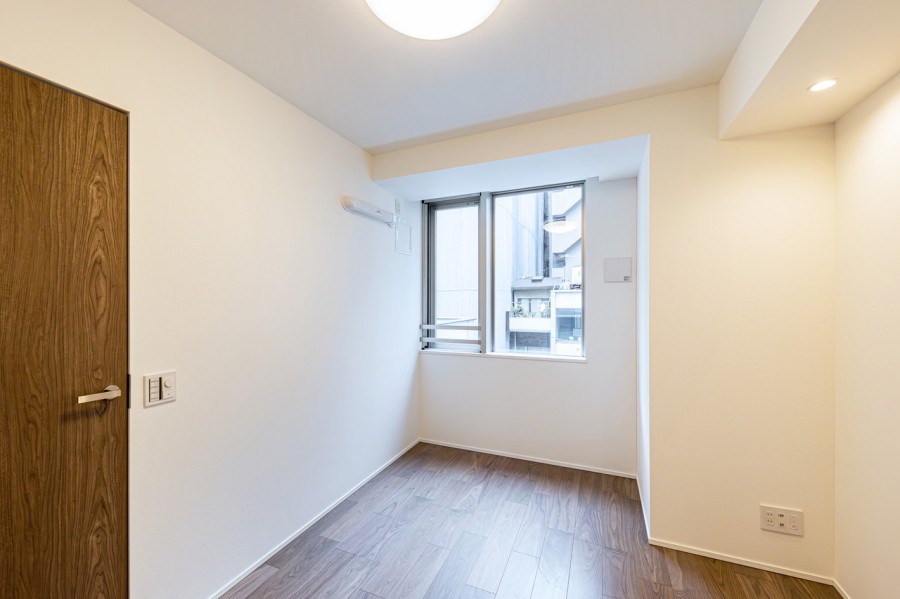 リビングに隣接しながらもプライベート性の高い洋室1です。心地よい陽光が差し込み、のびやかな時間をお過ごしいただけます。