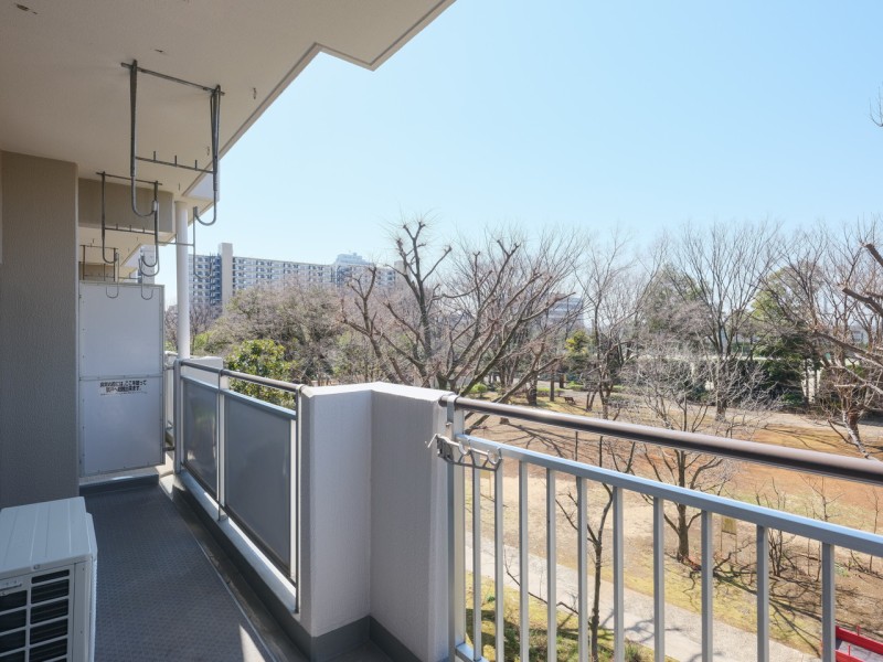 リビングダイニングキッチンに隣接したバルコニーです。物干し金物付きなので、簡単に洗濯物が干せますね♪