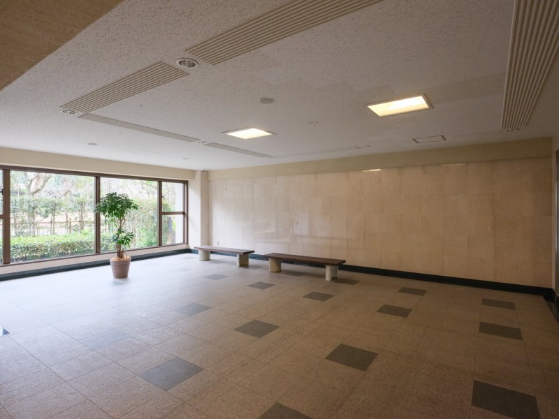 心地よい陽光を取り込むエントランスホールは、穏やかな時間が流れるやすらぎのスペースです。