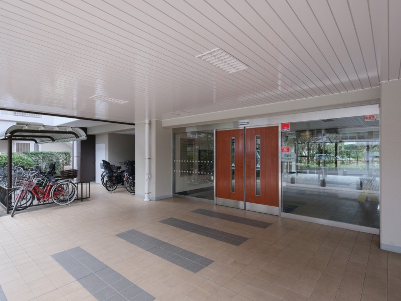 総戸数458戸の大規模コミュニティマンションです。エントランスの外まで手入れの行き届いた様子からは管理体制の良さが伺えます。