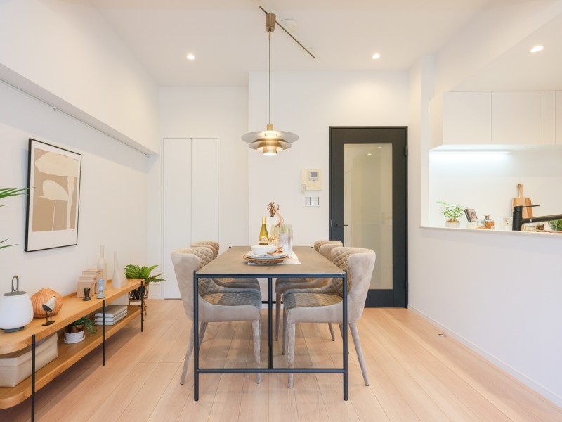 お部屋は自然の優しい温もりを添えた居心地の良い内装に仕上がりました。流行を先駆けながら、安らぎを感じる居住空間です。