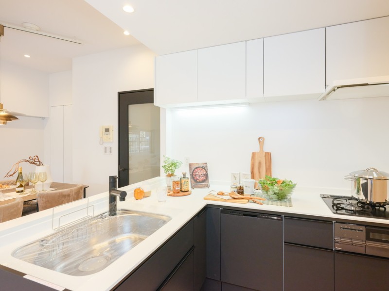 キッチンには収納豊富、作業スペースも広くとられた使い勝手の良いL字型システムキッチンを採用しています。家事時短に便利な食洗機付き♪