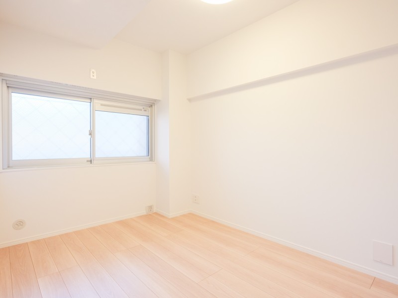 洋室1はリビングから一番遠く、プライベート性が高いお部屋です。温もりを感じるフローリングやホワイトで統一された壁紙がやわらかい雰囲気を演出しています。