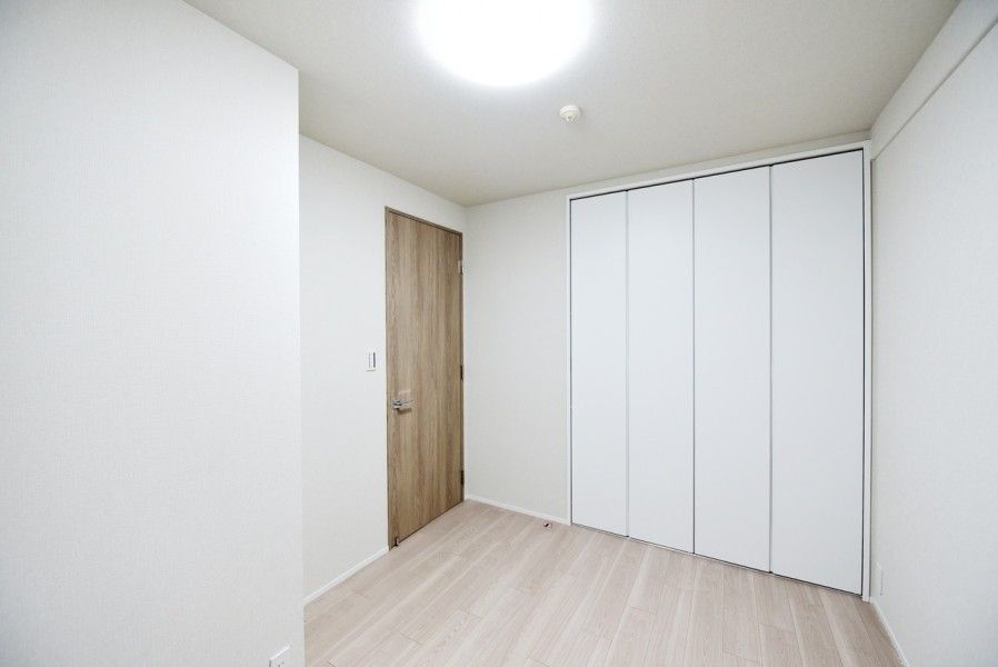 洋室2（約5.2帖）はリビングから離れて作業や課題に集中出来る、子供部屋やワークスペースにおすすめです。クローゼットも備え付けましたので、荷物もたっぷりと収納でき、スッキリとした空間を保てます。
