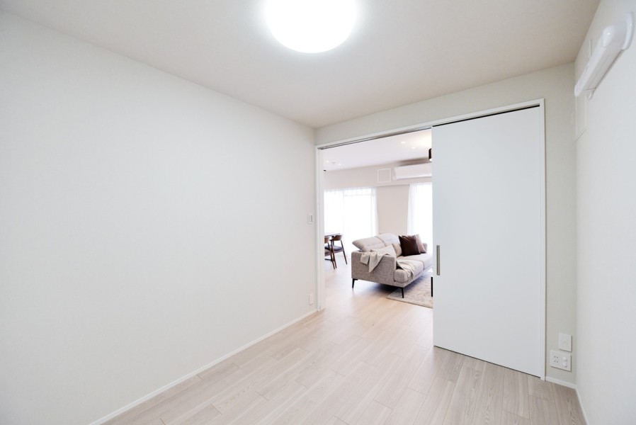 洋室3（約5.0帖）はリビングに隣接しており、扉を開放して拡張リビングとしても使用して頂けます。お子様がい小さいうちはお昼寝スペースや遊ばせるスペースとしても使い勝手が良いです。