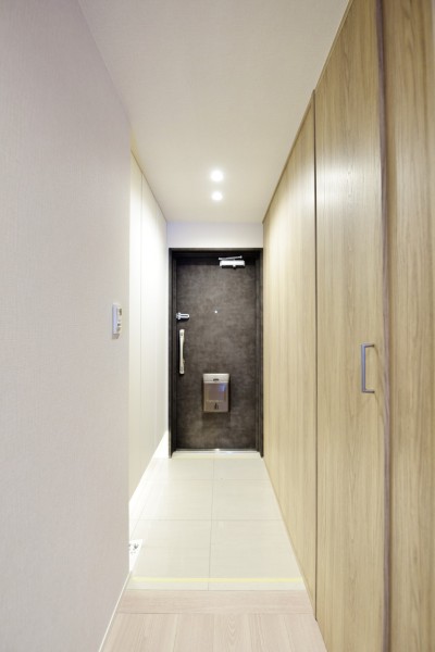 フットライトが優しく足元を照らす玄関です。人感センサーライトを設置しましたので、遅い時間のご帰宅や手が塞がっている時でも自動点灯してくれるので安心です。