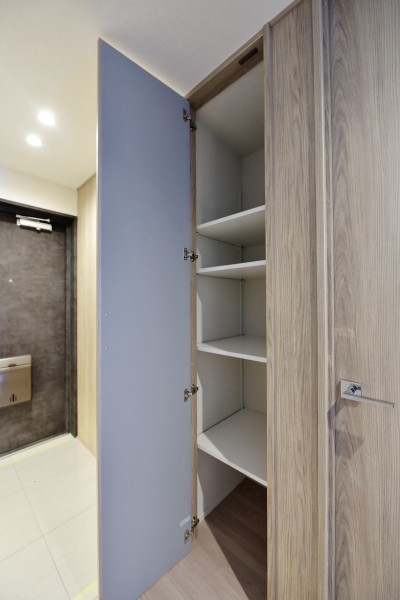 大容量のシューズボックスのほかに、玄関付近に収納を設置致しました。家族共用のものや、お出かけの時にサッと取り出したいレイングッズ、お掃除用品などの収納にも便利なスペースです。