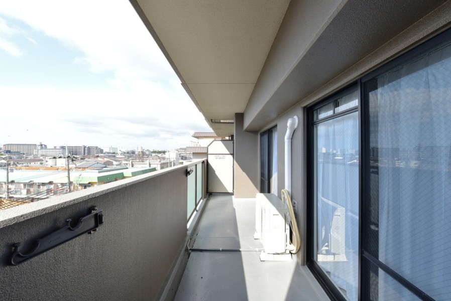 南側のゆったりとしたバルコニーからはリビングに優しい光を運んでくれます。また、前面を遮る建物も無いので、時間と共に変化する大きな空を感じながら、ゆったりと伸びをしたくなるような場所です。