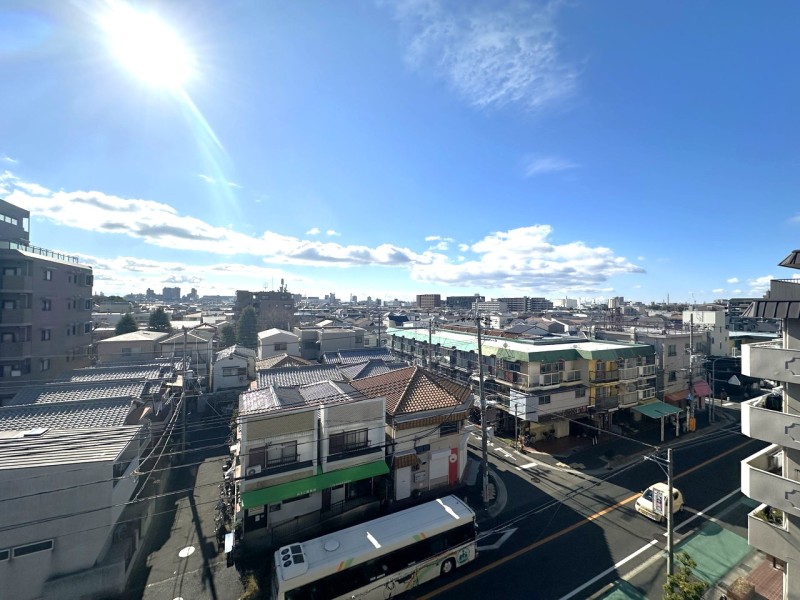 南側バルコニーの前面には遮る建物もなく、開けた大きな空を臨む眺望が広がります。お部屋の中に明るい光と気持ちの良い風を運び、快適な空間を保ちます。