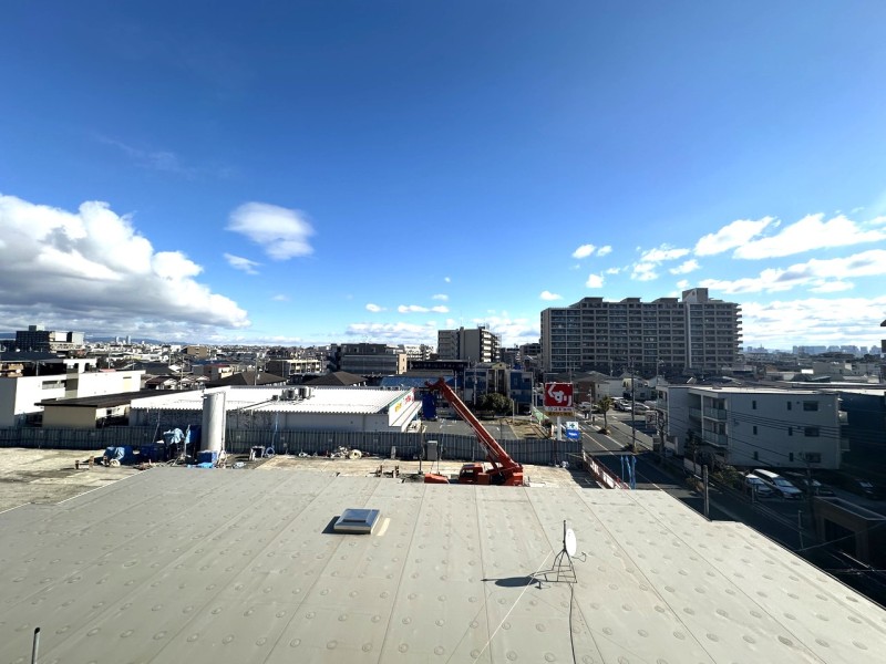 南東の角住戸なので東側にもバルコニーがあり、気持ちの良い朝日を感じながら伸びをしたくなるような空間です。毎日の暮らしの中でホッと一息つきたくなる場所です。