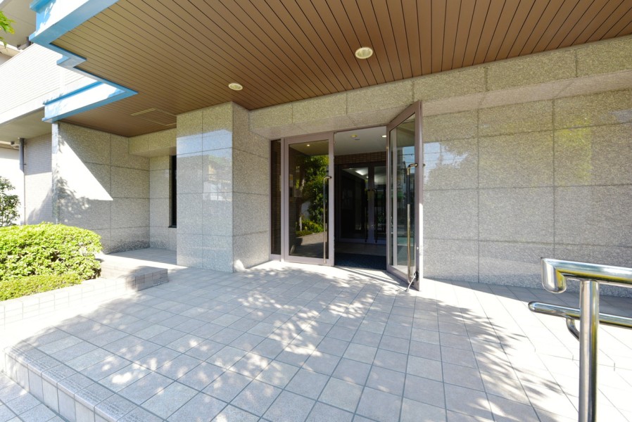 オートロックも完備された平成11年建築のマンションです。タイル張りの綺麗な外観、総戸数82戸です。共用施設にはキッズルームもあり、小さいお子様を安心して遊ばせてあげられます。尼崎市内には商業施設なども多数あり、お買い物も便利です。