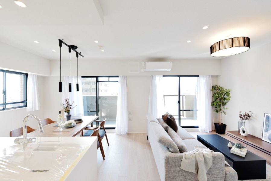 シンプルな内装ながら、スッキリとした印象のリビングです。どこのいても家族の気配を感じながら生活ができる使い勝手の良い間取りです。