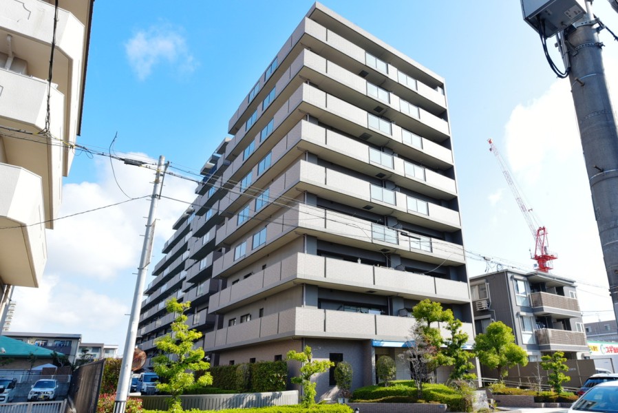 JR塚口駅から6分の立地です。周辺はフラットな地形で、ベビーカーでの移動も便利です。近隣にはスーパーやドラッグストア、コンビニなどが揃っており、毎日の生活も便利です。大阪・神戸へもお出かけしやすい立地が魅力的です。