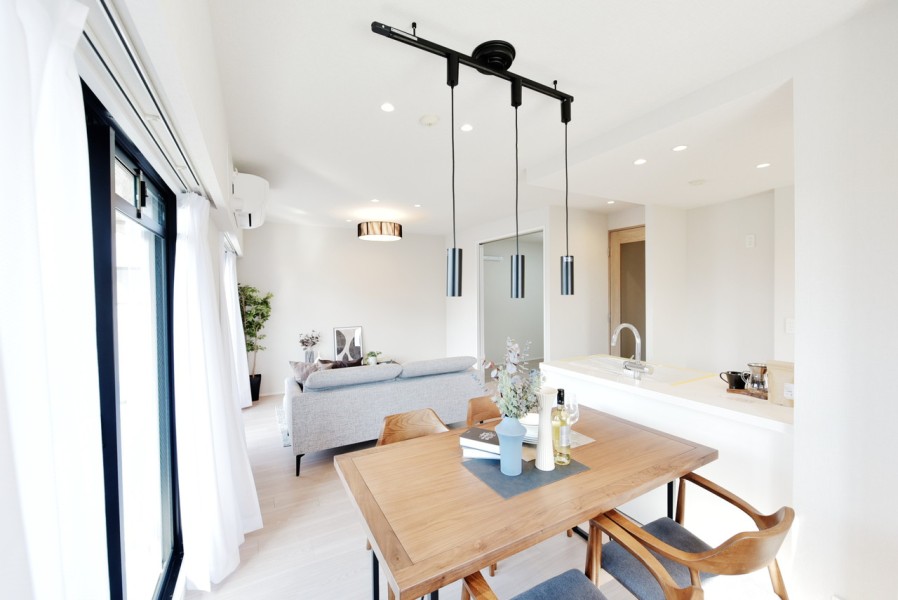 横長で家具の配置もしやすいリビングは、家族が自然と集まりコミュニケーションも取りやすくなっています。対面式キッチン採用で、家事をしながらでもリビングの家族との会話を楽しむことができます。