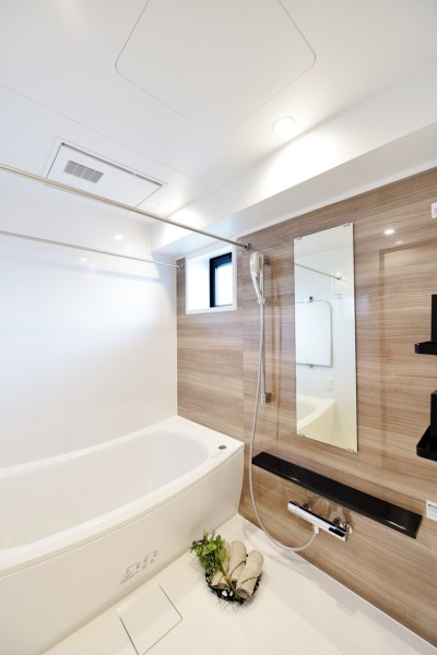 浴室には窓があります。浴室暖房乾燥機は、花粉の季節や梅雨時の衣類の乾燥や、冬場の暖房運転など一年中快適にご使用頂けます。汚れの付きにくい素材を採用し、お掃除も楽々です。