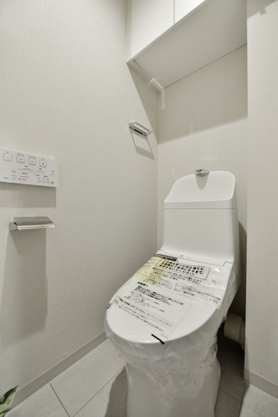 TOTO製ウォシュレット一体型トイレ新規交換済みです。お手入れ楽々な機能を多数搭載していますので、毎日のお手入れもしやすく、清潔に保てます。吊戸棚設置済みで、小物類の収納に便利です。