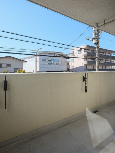 リビング側のバルコニーです。心がほっとするような光と心地よい風を感じ、日々をアップデートできそうです。