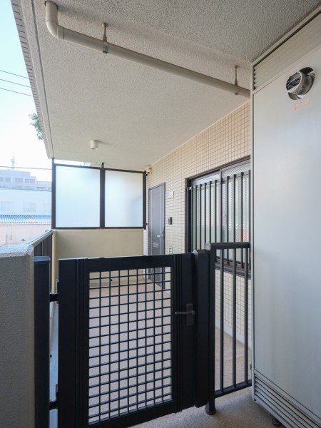 玄関前には広々としたポーチがあり、プライバシー性を考慮した安心の設計です