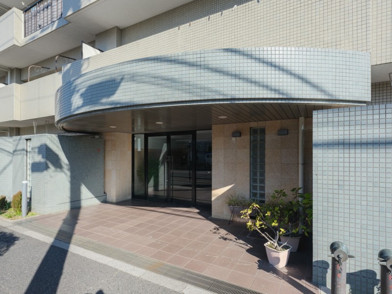 京王井の頭線『富士見ヶ丘』駅徒歩11分。渋谷へもアクセス良好でありながらも、都会の喧騒を忘れさせ、心安らぐロケーションです。 ⑳