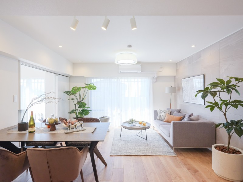 南向き窓から目いっぱいの光を取り込んだ明るいリビングダイニングです。