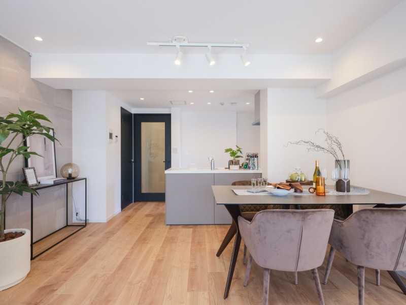 人気のある対面型キッチンです。時代や流行を問わず長く着られる衣服のように、ご家族皆さんが快適にお過ごしいただける住まいです。