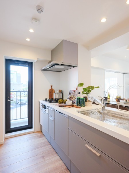 キッチンは住まいと暮らしにフィットするデザイン性と機能性を兼ね備えています。キッチン横の扉はバルコニーにつながっているので、スムーズな家事が可能な動線です。