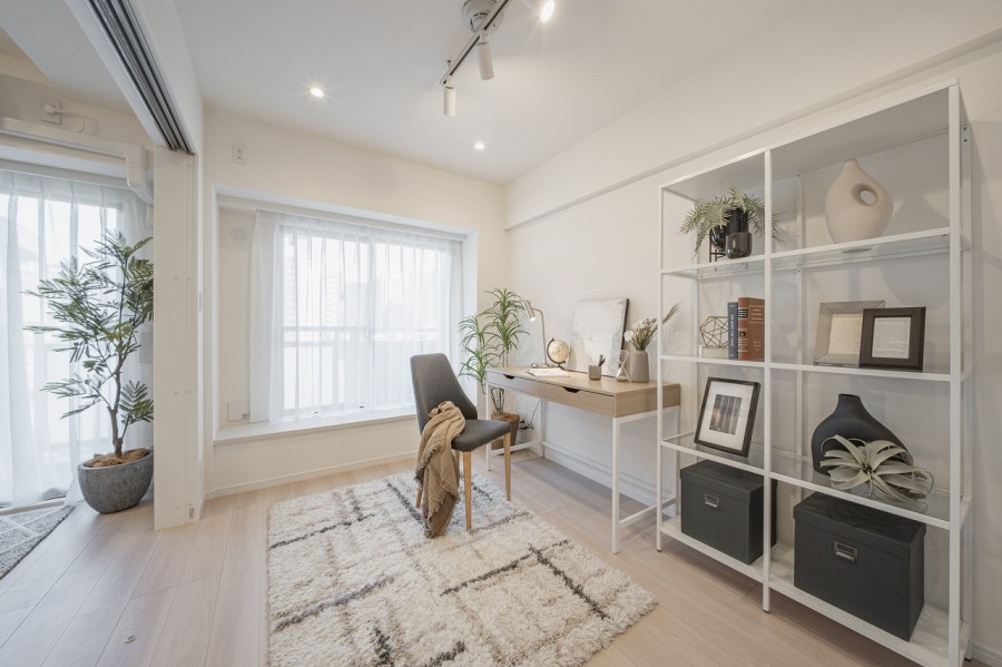 明るいバルコニーからの光で満たされ、ワークスペースとしても快適に活用いただけます。